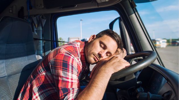 Un camionero sobre los tiempos de descanso en el camión: “Algunas empresas se ofrecen a pagarnos la multa si no paramos a descansar. Lo hacen con gusto con tal de que llegue antes la mercancía”