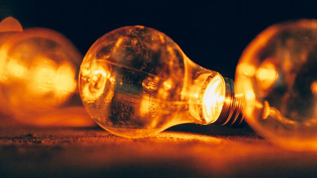 El precio de la luz hoy domingo 3 de mayo en el PVPC: horas más baratas y caras