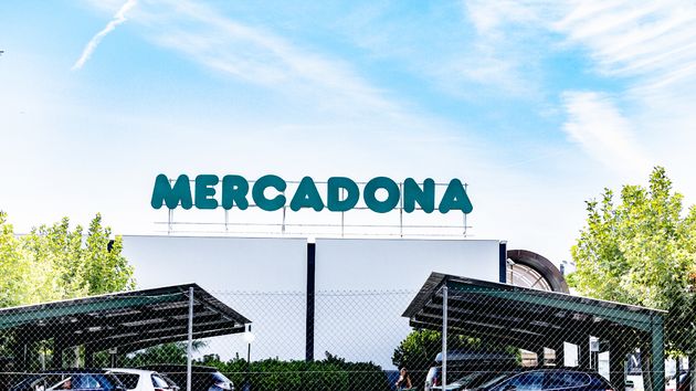 Tras más de 14 años en Mercadona le despiden por pasear a su perro y hacer la compra estando de baja por artritis: es improcedente y podrían tener que indemnizarle con casi 40.000 euros