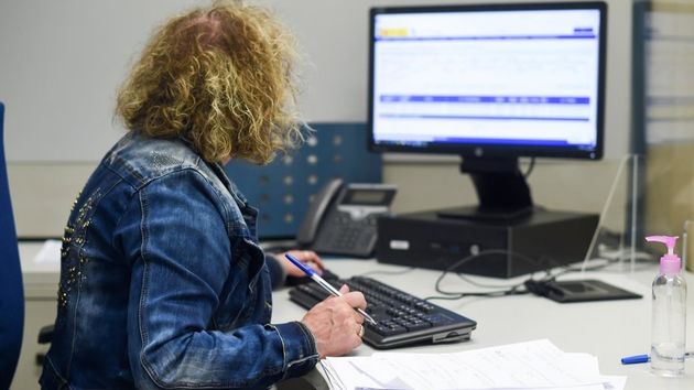 Hacienda avisa a millones de contribuyentes: este es el plazo para pedir cita telefónica y presentar la Renta