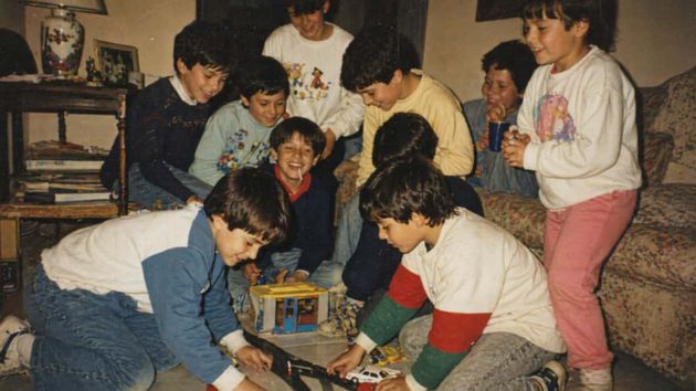 La psicología dice que quienes crecieron antes del año 2000 no desarrollaron mejor memoria por mérito propio, sino por la ausencia de una pantalla que pensara por ellos