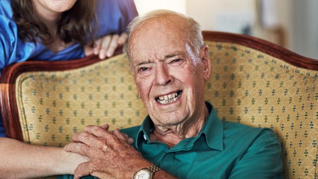 Un anciano de 82 años deja su casa, ahorros y seguro de vida a su cuidadora y el heredero denuncia: la Justicia avala su derecho a la libertad de testamento