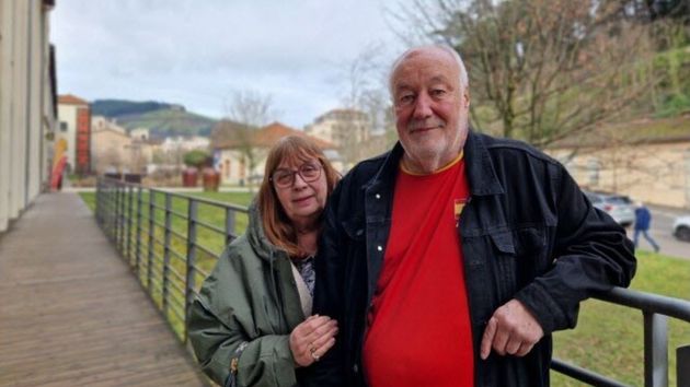 Una pareja de jubilados es expulsada de su casa prefabricada tras 40 años porque ya no cumple la normativa: “Nos fuimos llorando”