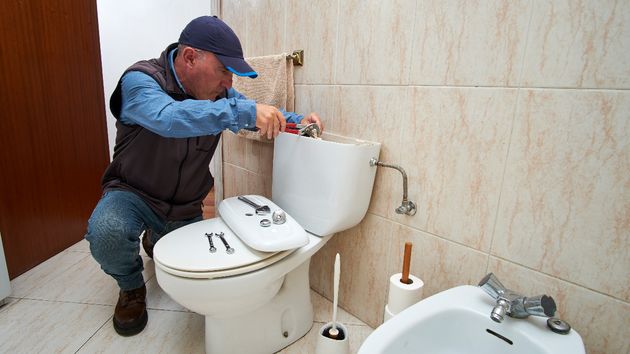 Un fontanero advierte de lo que cuesta ahora arreglar un baño: “Lo mínimo son 30 euros el desplazamiento… si no, pierdes dinero”