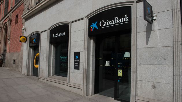 Le despiden de CaixaBank por conceder préstamos con nóminas falsas para desviar 351.943 euros a una iglesia: es procedente