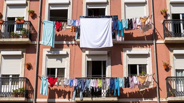 El Ayuntamiento de Lorca prohíbe a los vecinos tender en el balcón y fija multas de hasta 1.500 euros