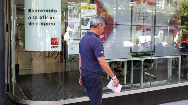 El paro baja en abril en 62.688 personas pero más del 90% de los desempleados supera los 25 años