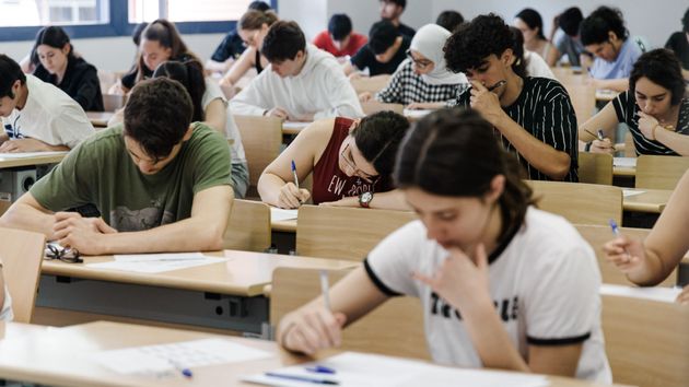 Las becas de ‘la Caixa’ de 750 euros al mes para estudiar en la universidad el curso 2026/27: dan otras ayudas adicionales para material e inglés