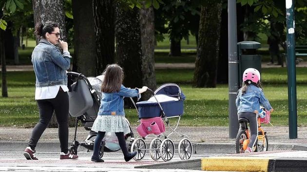 La ayuda económica de hasta 1.100 euros para las familias con hijos que quieran contratar ‘canguros’