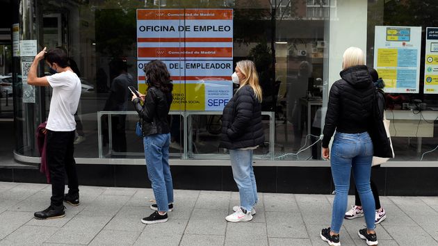 El paro juvenil rompe la 'barrera' de los 170.000 y multiplica por cinco la rebaja del resto de la pirámide laboral