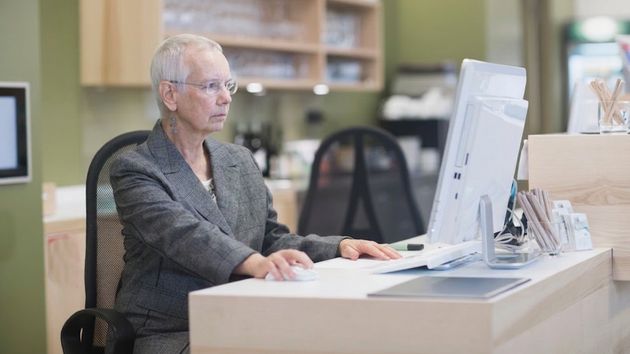 La nombran empleada del año con 78 años y después la despiden: ahora deben pagarle más de 66.000 euros