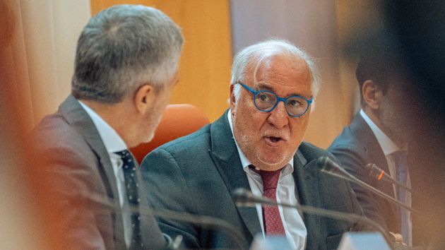 La DGT aclara qué pasará con la baliza V-16 después de que VOX pida que sea opcional: “poco a poco”