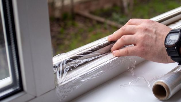 Poner bicarbonato de sodio y papel film en los rieles de la ventana: para qué sirve y por qué lo recomiendan