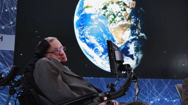 Stephen Hawking, astrofísico: "Mira las estrellas y no a tus pies. Intenta dar sentido a lo que ves"