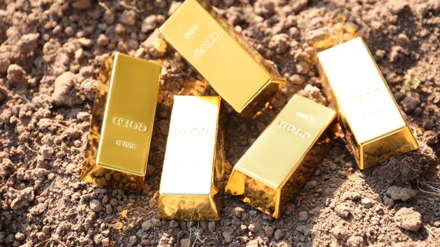 Un jardinero encuentra 40.000 euros en lingotes de oro enterrados mientras cortaba el césped y el ayuntamiento dice que “el tesoro es suyo”