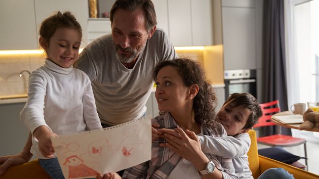 La psicología afirma que la madre o padre que guardan cada dibujo, cada boletín de notas o cada huella no es sentimental: trata de demostrarse a sí mismo que esos días sucedieron