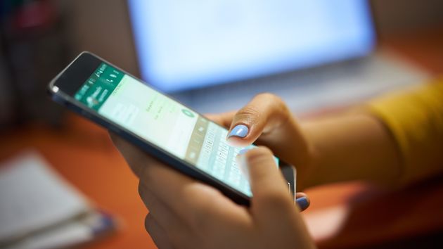 Multan con 1.800 euros a la dueña de un bar por difundir fotos de los inspectores que visitaron su local por un grupo de WhatsApp de hosteleros