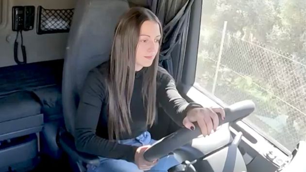 Nadia, camionera: "Si tengo que ir al baño uso tubos de plástico; es el único empleo donde se hace trampa para trabajar de más"
