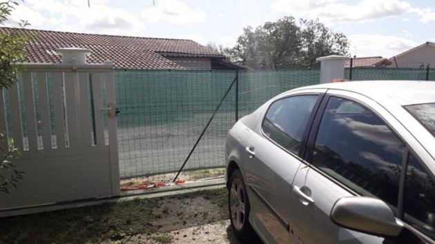 Una anciana de 94 años se queda sin poder salir de casa ni recibir atención médica porque sus vecinos levantaron una valla delante de su puerta bloqueándole el paso