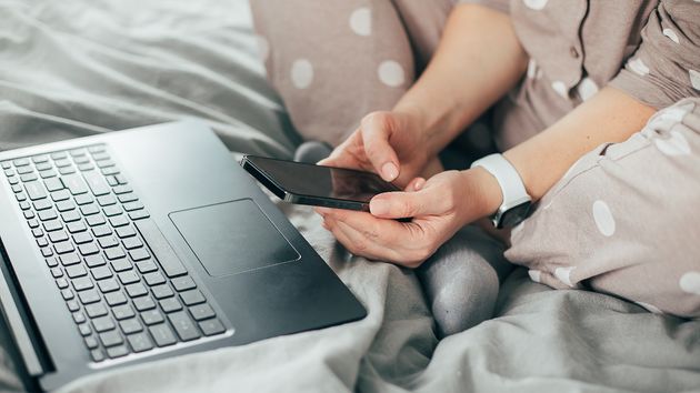 La despiden tras 18 años por no tener ni una sola pulsación en 143 horas: “puede que vaya de compras de vez en cuando, pero no todo el día”
