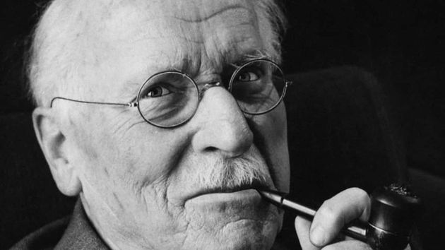 Carl Jung, pionero de la psicología profunda: "La soledad no proviene de no tener gente alrededor, sino de ser incapaz de comunicar las cosas que a uno le parecen importantes"