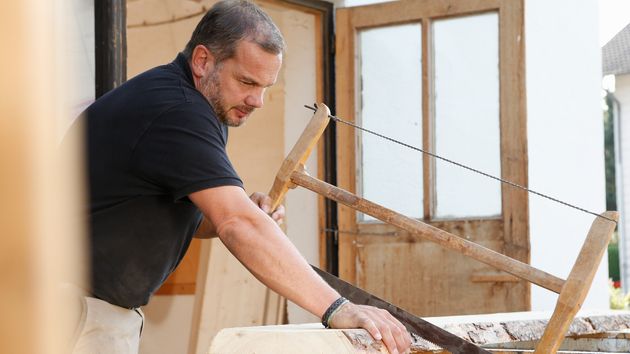 Un carpintero reivindica su profesión: “Antes ser carpintero estaba como muy anticuado y ahora es de los más importantes de la obra”