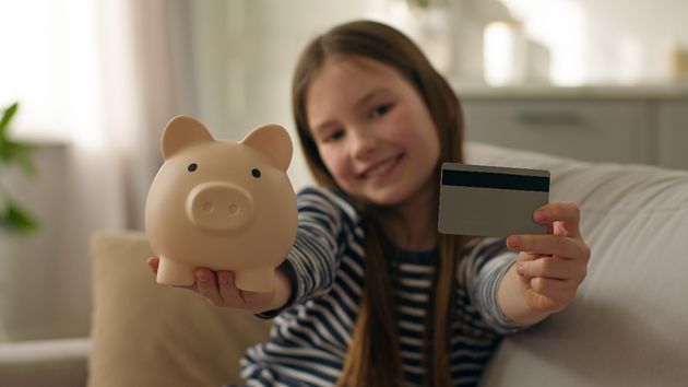 Enseña a su hija de 6 años a ser independiente: “Le pago 2 dólares a la semana por las tareas domésticas y tiene su propia tarjeta de débito”