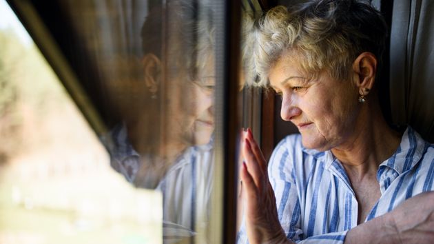 Una mujer le presta las llaves de la casa heredada a su hermano de 67 años y diez años después sigue viviendo allí sin pagar: se niega a abandonarla o dejar que se venda