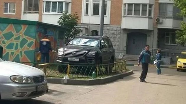 Un jubilado lleva 20 años aparcando gratis en la puerta de su casa y ahora el ayuntamiento le pide que pague por tratarse de “terreno público”