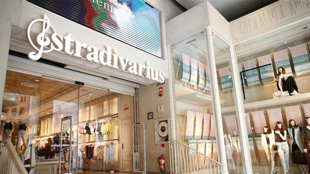 Despiden a una dependienta de Stradivarius por robar una prenda de 29,95 euros en Zara: es procedente pero deben pagarle 5.000 euros por cesión ilegal de datos
