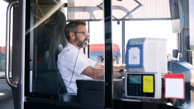 Un conductor de autobús de 41 años con adicción a las drogas y el alcohol logra una incapacidad permanente absoluta de 2.522 euros, pese al rechazo de la Seguridad Social