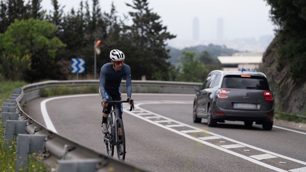 El BOE cambia las carreteras: Transportes confirma que podrá disminuir o suprimir arcenes y afectará directamente a los ciclistas