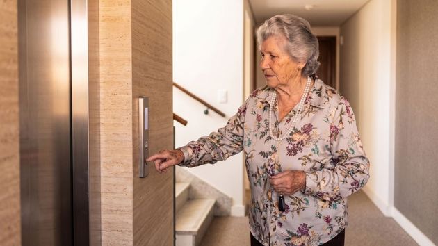 Una comunidad frena la instalación de un ascensor solicitado por una vecina de 82 años y la justicia lo avala: el proyecto tapaba las ventanas de otras viviendas y estrechaba las escaleras