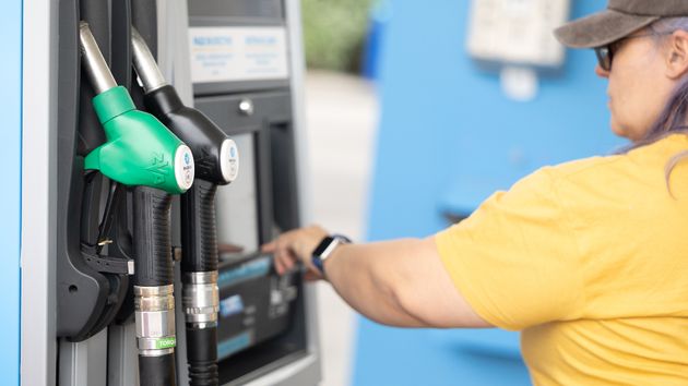 El IPC baja en abril al 3,2% por el descenso de la electricidad, aunque los carburantes siguen presionando los precios