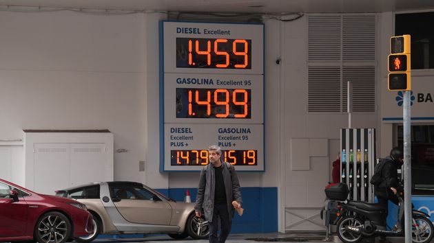 El precio de la gasolina vuelve a subir esta semana mientras el diésel baja ligeramente: llenar el depósito ronda los 95 euros