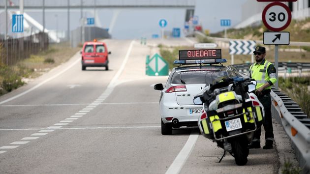 Multa de hasta 800 euros por circular sin el certificado y la etiqueta del Registro Nacional de Vehículos: la DGT extrema los controles en toda España