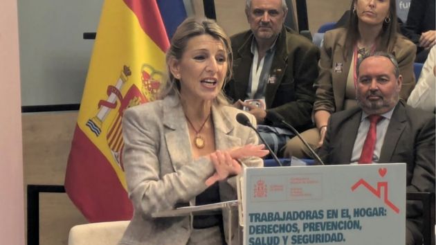 Yolanda Díaz tacha de "vergüenza" el recurso de Madrid contra la regularización de extranjeros: "Lo que están diciendo es que quieren trabajadores explotados y sin derechos" 
