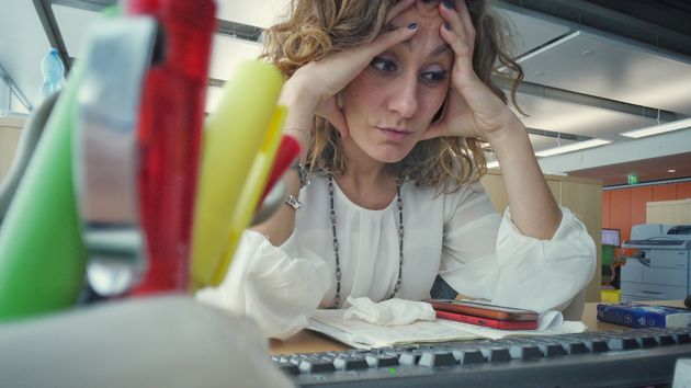 Las bajas por salud mental concentran el 37% de los días de incapacidad en las grandes empresas españolas en 2025