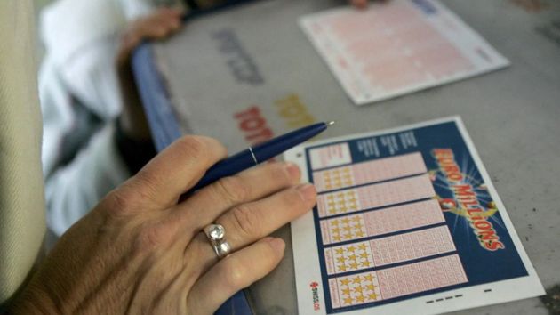 Una vecina gana un millón de euros con un boleto de Euromillones que compró en el estanco de su pueblo “el de toda la vida”