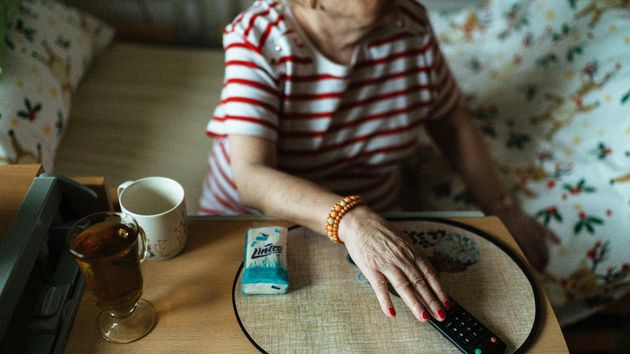 La psicología confirma que ver la televisión a los 70 años es un mecanismo para rellenar el horario que antes ocupaba el trabajo y la familia