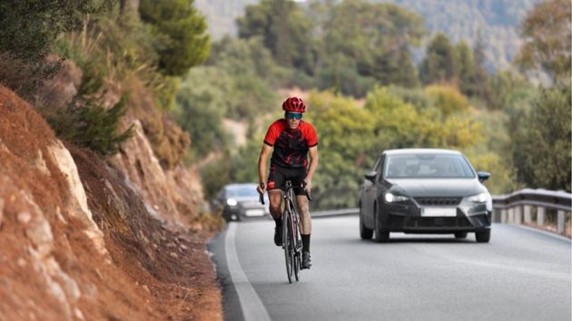 Multa de 200 euros y 6 puntos menos de carné por este error al adelantar: la Guardia Civil ya vigila la distancia mínima obligatoria con ciclistas