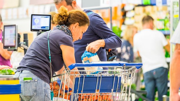 La psicología sugiere que las personas que evitan las cajas de autopago en el supermercado no son ineficientes, sino que prefieren el contacto humano