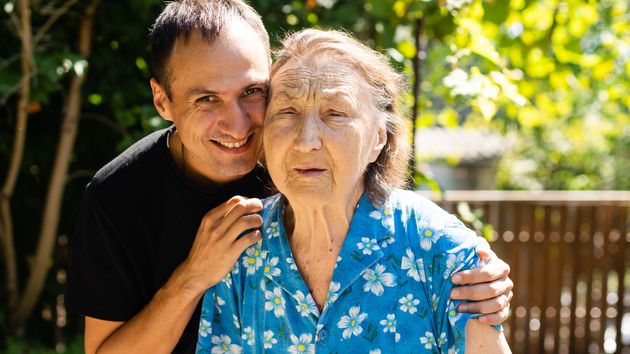 Un hombre se queda con la casa de su madre de 106 años mientras cuidaba de ella y sus hermanas le llevan a juicio: la Justicia invalida la operación por posible manipulación