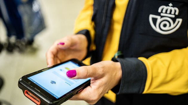 Correos despide a un trabajador que se quedó con 37,60 euros de cambio de una clienta: la Justicia dice que es procedente