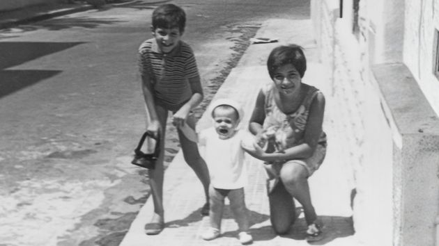 La psicología afirma que quienes crecieron en los años 60 y 70 desarrollaron fortalezas mentales que se están perdiendo debido a la tecnología actual