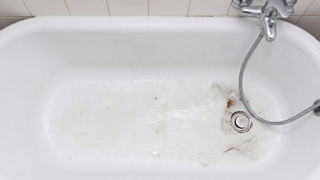 Un inquilino entrega al propietario un piso con un desconchón en la bañera y meses después le reclama 5.100 euros por los daños: la justicia dice que eran desperfectos por el desgaste habitual y no por un mal uso