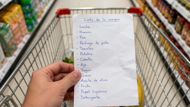 Los psicólogos coinciden: "Preferir las listas de la compra en papel en lugar del móvil activa en el cerebro patrones de conectividad que el teclado no genera"