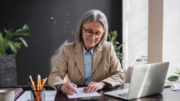 Una asesora fiscal de 50 años admite que trabaja hasta 60 horas semanales: “Gano más de 11.000 euros al mes, más la bonificación”