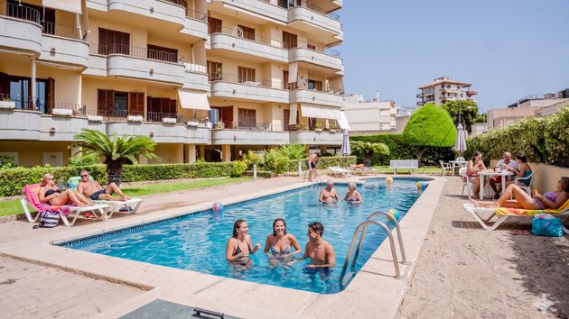 Una comunidad prohíbe los pisos turísticos en su edificio después de que un vecino acabara con una fractura de pómulo tras enfrentarse a unos turistas que orinaban en la piscina: la Justicia lo avala
