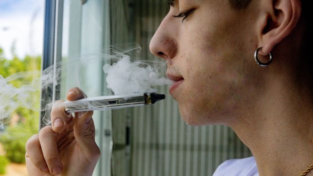 El vapeo ilegal se dispara en España y pone en jaque 1.000 empleos: el auge de un mercado sin control que se cuela en bazares y gasolineras 